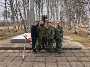 Офицеры Следственного управления приняли участие в благоустройстве территории вокруг памятника Героям Великой Отечественной войны