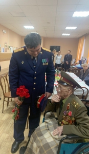 Офицер Следственного управления поздравил 100-летнего ветерана Великой Отечественной войны с присвоением звания «Почетный гражданин города Няндома»