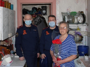 Сотрудники Следственного управления поздравили жительниц города Архангельска с Днем Победы
