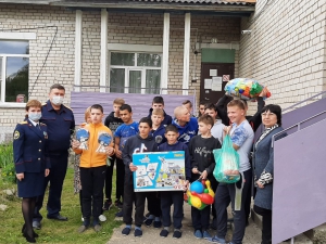 Сотрудники Вельского межрайонного следственного отдела посетили  «Низовский детский дом», поздравив воспитанников с Международным днем защиты детей
