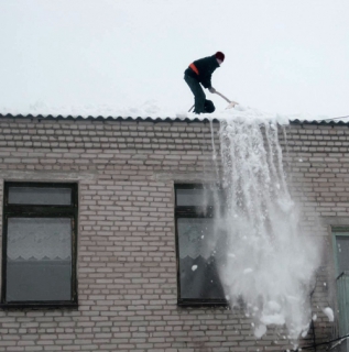В Виноградовском районе проводится проверка по факту гибели местного жителя, упавшего с крыши при уборке снега